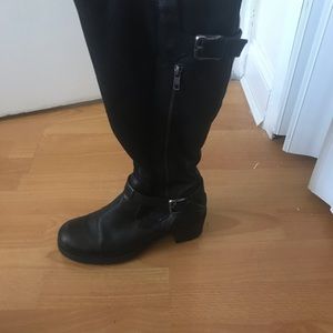 Knee length black stylish boots